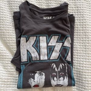 KISS tee